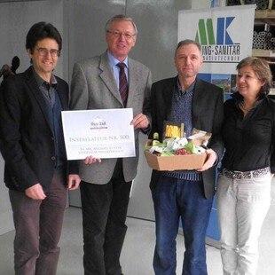 © Oasebad Von links: Innungsmeister Vorarlberg Karl-Heinz Strehle, OaseBad Vorstandsmitglied KR Karl Pech, Firmeninhaber Michael Kuster, Gattin Astrid Kuster freuen sich über den Beitritt.