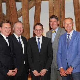 Stellt den Mensch in den Mittelpunkt des wissenschaftlichen und wirtschaftlichen Handelns: Neo-Professor Gerald Goger (Mitte), umringt von Ronald Blab, Dekan der Fakultät für Bauingenieurwesen, Karl Weidlinger, Geschäftsführer von Swietelsky, sowie Christoph Achammer, Professor am Institut für Industriebau und interdisziplinäre Bauplanung, und Andreas Kropik, Vorstand am Institut für Baubetrieb und Bauwirtschaft (v.l.).