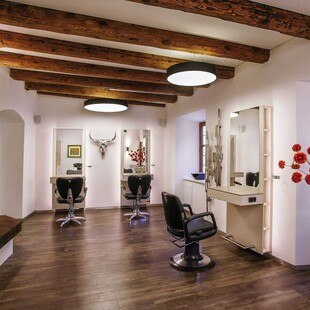 Friseursalon Happ setzt auf die Wandgestaltung aus Emoton Tonputzen.