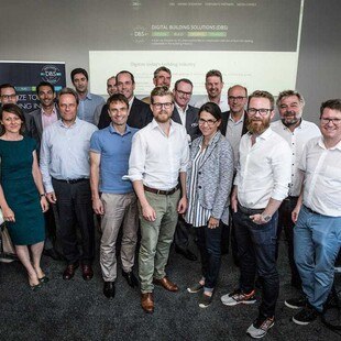 Der Start-Up-Experte Daniel Cronin (erste Reihe, 2.v.r.) und die Jury-Mitglieder des Prepitch für die Start-up-Kampagne „Digital Building Solutions“ (DBS) freuen sich auf die große Final-Veranstaltung am 12. September.