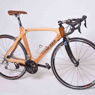 140 Arbeitsstunden investierte Josef Kienbauer in den Bau seines Holzrennrades.