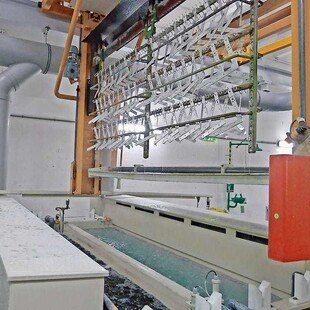 Eintauchvorgang der Metallteile bei Roto Frank in das Galvanikbad.