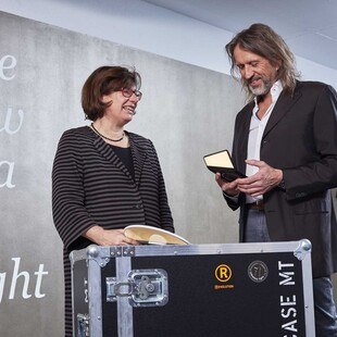 © Häfele/Nimbus/Uwe Ditz Sibylle Thierer, Vorsitzende der Häfele-Geschäftsführung mit Nimus-Geschäftsführer Dietrich F. Brennenstuhl.