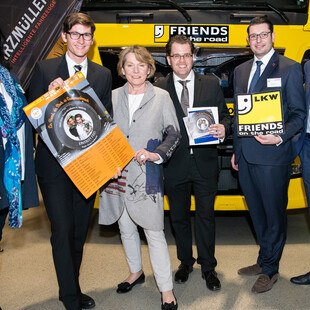 © Andreas Kraus Lastkrafttheater "Kick off" auf der NÖ FG-Tagung in Wieselburg: WKNÖ-Präsidentin Sonja Zwazl (Mitte) umrandet von den Hauptdarstellern Max Mayerhofer (links) und David Czifer. Links die neue NÖ-Spartenobfrau Beate Färber-Venz. 2.v.r.: NÖ-Obmann Markus Fischer, daneben Stellvertreter Christoph Mitterbauer.