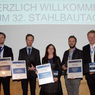 Die Preisträger: v.l. Christian Wall (GLS Bau und Montage GmbH), Markus Zebinger (Zeman und Co GmbH), Architektin Doris Dockner, Florian Oberhauser (gbd ZT) und Karl Gruber (4juu architekten)