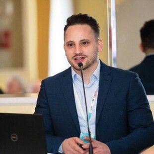 Johannes Gartner, Vorstandsmitglied der AM Austria sieht das perfekte Zusammenspiel von innovativen Produkten, passenden Services und der richtigen Bedienung durch den Menschen als wesentlich, um die Additive Fertigung raus aus der Nische und hin zu einer anerkannten Schlüsseltechnologie zu führen.