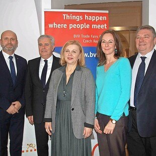 © E.Zöckl Präsentierten im Februar in Wien die Brünner Maschinenbaumesse MSV: V.l.n.r. Martin Žák (Leiter Österreichisches Außenwirtschaftsbüro Brünn), Jiří Kuliš (Generaldirektor Messe Brünn), I.E. Ivana Červenková (Botschafterin der Tschechischen Republik in Wien), Pavlína Šrámková (Wirtschaftsrätin der Tschechischen Botschaft in Wien), Radoslav Klepáč (Manager für Internationale Beziehungen, Messe Brünn).
