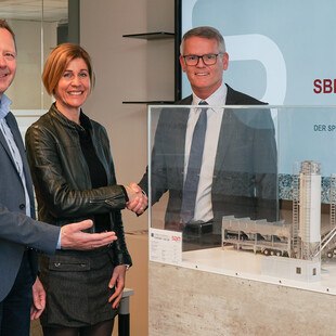 © SBM v.l. SBM-Vertriebsleiter Ernst Stöttinger, Direktorin Judith Blaimschein und SBM-Geschäftsführer Erwin Schneller bei der Übergabe des Lehrmodelles.