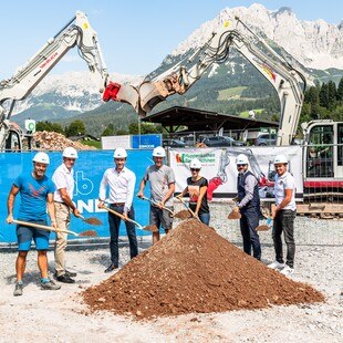 Feierlicher Spatenstich (v.l.): Dieter Brucker (Bauleitung Hochbau, Ing. Hans Bodner Baugesellschaft m.b.H. & Co. KG), Herbert Holaus (Filialleiter, Huppenkothen Filiale Innsbruck), Wolfgang Rigo (Geschäftsführer, Huppenkothen GmbH), Josef Oberleitner (Mietparkleiter, neue Mietstation Going), Stephanie Berchtold (Immobilienmanagement, Huppenkothen GmbH), Robert Erber (Projektleitung GU, Ing. Hans Bodner Baugesellschaft m.b.H. & Co. KG), Martin Schmiderer (DI Carlo Chiavistrelli GmbH, Hanel Ingenieure)