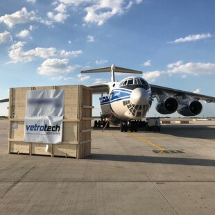 Hochsicherheitsgläser aus Deutschland auf dem Weg in den Nahen Osten – eine Reise mit Hindernissen.