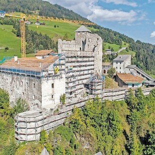Denkmalpflegerische Maßnahmen und ein zeitgemäßes architektonisches Konzept prägen die Sanierung der osttiroler Burg Heinfels.