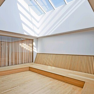 Im Bildungscampus Bütze setzen Schenker Salvi Weber Architekten  Tageslicht funktional und ästhetisch in Szene.