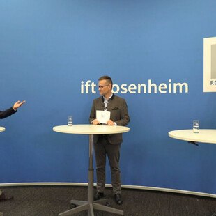 Erster Rosenheimer Online-Dialog: Moderator Manfred Stoff (links) befragt Geschäftsführer Dr. Jochen Peichl (Mitte) und Institutsleiter Prof. Jörn P. Lass zu News aus dem ift Rosenheim.