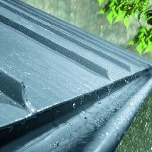 Die Planung der Dachentwässerung wird angesichts der zunehmenden Starkregenereignisse ein immer komplexeres Thema.