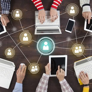 Intranet, internen Newsletter oder  Blogs sowie Social Media Kanäle wie geschlossene Facebook- oder LinkedIn-Gruppen und eigens für die Mitarbeiter-Kommunikation konzipierte Apps halten verstärkt Einzug in die Unternehmenswelt.