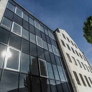 Die neue BIPV-Hochleistungsfassade bei Pilkington Austria in Bischofshofen.