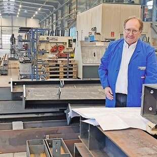 Harald Schinnerl in der neuen Werkshalle seines Stahlbaubetriebs in Tulln/NÖ.
