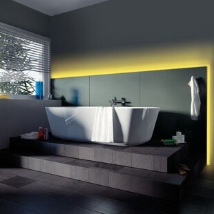 LED-Leisten nach Wunsch auf Knopfdruck gedimmt werden – gemeinsam mit einem Farblicht sorgen sie für Flexibilität bei der Badbeleuchtung.