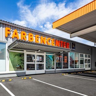 Außenansicht des Eingangs vom Synthesa Farbencenter Nord