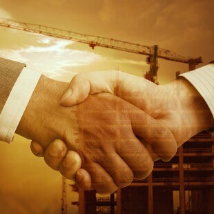 © Getty Images / SonerCdem Auftraggeber und Auftragnehmer haben gemeinsam einen Leitfaden für den Umgang mit Preissteigerungen am Bau herausgegeben.