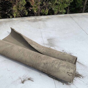 Geosynthetic Cementitious Composite Mats (GCCM) ist ein flexibler Beton-Verbundstoff, der in Verbindung mit Wasser aushärtet und eine dünne, langlebige, wasserdichte und feuerfeste Betonschicht bildet. 