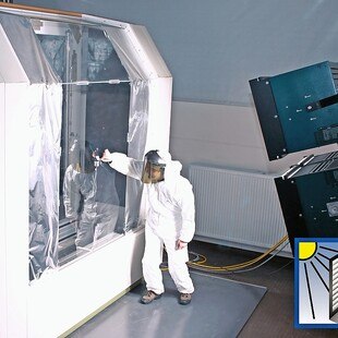 Prüfung der lichttechnischen Eigenschaften gemäß EN 14500 und des gtotal-Wertes von Verschattungen und Sonnenschutzsystemen unter der künstlichen Sonne auf dem Prüfstand des ift Rosenheim