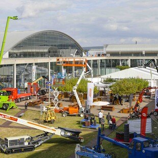 Verschiedene Hebe- und Höhenzugangsgeräte im Hof der Messe Karlsruhe.
