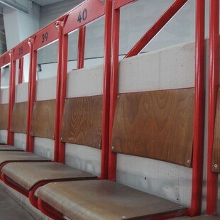 Reihe der Tribünenstühle des Ferry-Dusika-Stadions in Wien.
