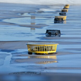 Für eine funktionierende Dachentwässerung müssen pro Dachfläche, unabhängig von der Größe, immer mindestens zwei Entwässerungselemente angeordnet werden. 