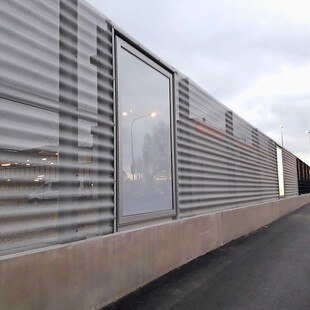 Gelochter Zaun aus Wellblech.