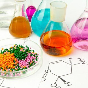 Laborgefäße mit festen und flüssigen Materialien für die Oberflächen- und Materialchemie.