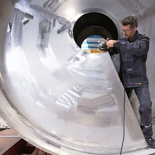 Ein Mann trägt Schutzkleidung.