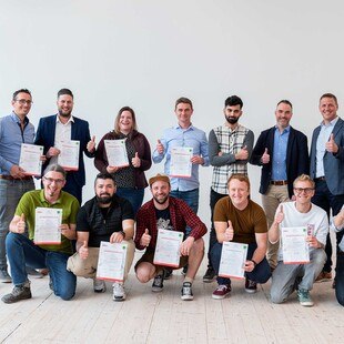 Zehn neue Bauwerksabdichter*innen mit Grautlanten (v. l.): Tirols Landesinnungsmeister Hans-Peter Springsinsfeld, Bauhilfsgewerbe-Geschäftsführer Matthias Marth, Bauakademie-Leiter Mario Erhard und Robert Lechner (links außen) mit den Teilnehmer*innen des Lehrgangs für das Ausbildungsprofil Bauwerksabdichter*in.