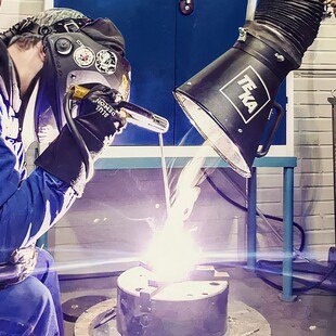 © Teka Schweißende Person wird durch Rauchabsaugung geschützt.