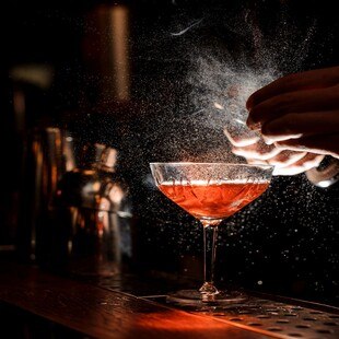 © iStock / Getty Images Plus / MaximFesenko Bartender mixt Drink