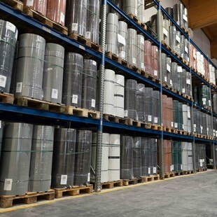 Die neu adaptierte, 2.630 Quadratmeter große Lagerfläche von Filli Stahl Dachprofi Itter ist gut gefüllt, die Auslieferung läuft bereits.