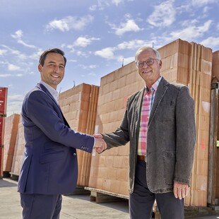 Freundliche Übernahme: Geschäftsführer Wienerberger Bausysteme Michael Toth mit dem ehemaligen Walzer-­Geschäfts­führer Friedrich Walzer (v. l.).