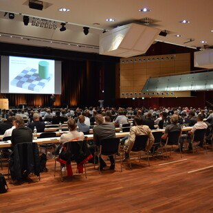 © Holzforschung Austria Volles Haus beim ersten Live-Event nach der Corona-Pause: Rund 270 Teilnehmer*innen informierten sich am Fenster-Türen-Treff 2022 über Aktuelles aus der Branche.