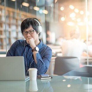 © Zephyr18
Source: iStock / Getty Images Plus Junge Person arbeitet mit ihrem Laptop