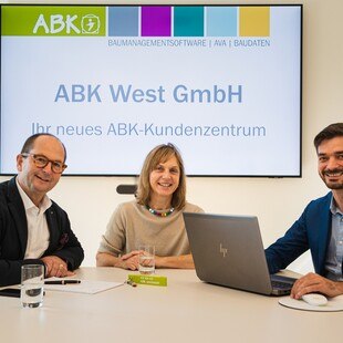 Die ib-data GmbH, Hersteller der ABK-Bausoftware, bündeln ihre Kräfte im ABK-Kundenzentrum West. v.l.n.r.: Reichart Marius (a-b CAD GmbH), Monika Ilg (ib-data GmbH), Christoph Rest (BUILD.ING Baumanagement GmbH)