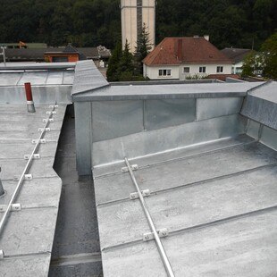 Eine innenliegende Dachentwässerung verlangt besonders präzise Planung und Ausführung.