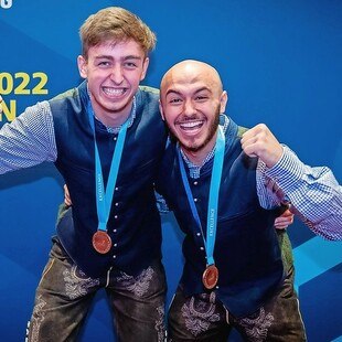 © Blum Die Vorarlberger CNC Spezialisten Kevin Emhofer und Atakan Kocaman gewinnen Exzellenz-Medaille