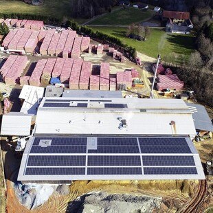 Im Wienerberger Produktionswerk im oberösterreichischen Uttendorf ist die PV-Anlage durch Wien Energie bereits installiert. 