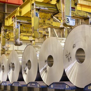 Novelis liefert künftig flachgewalztes Aluminium mit hohem Recyclinganteil für Velux Dachfenster.