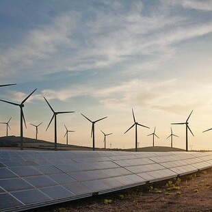Windräder und Photovoltaikanlage