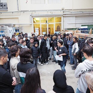 Jugenliche stellen sich der Frage, ob ein Beruf in der Baubranche etwas für sie wäre.