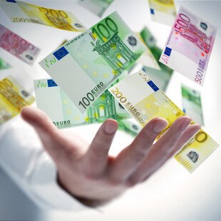 Mit der abgabenfreien Teuerungsprämie können Arbeitgeber*innen ihren Dienstnehmer*innen in den Jahren 2022 und 2023 bis zu 3.000 Euro pro Jahr be­günstigt auszahlen.