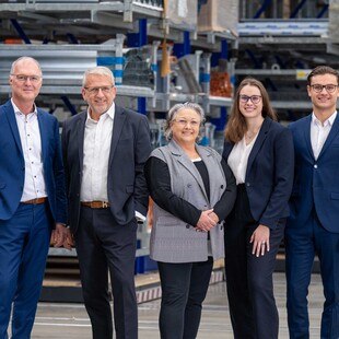 Zambelli Gesellschafter Marietta Zambelli Sopalù (Mitte) mit ihren Kindern Florentina und Constantin (rechts) sowie den Holding-Geschäftsführern Josef Miggisch und Andreas von Langsdorff (von links). 