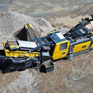 Der Prallbrecher R5e von Keestrack kann im netzbetriebenen Zero-Modus bedient werden, aber ebenso über den Drop-off-Stromerzeuger.