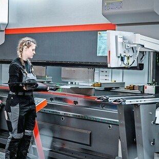 Frau an Abkantpresse